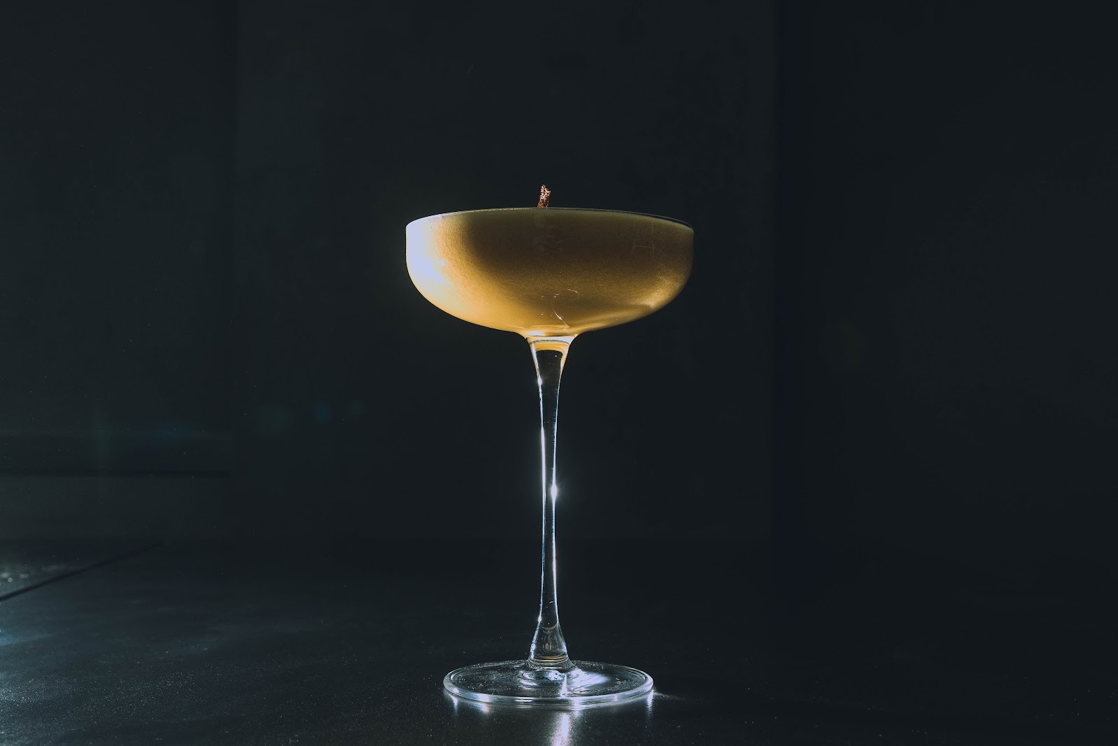 Cóctel de autor con espuma, fotografía de ambiente de KINKI Cocktail Club en Malasaña