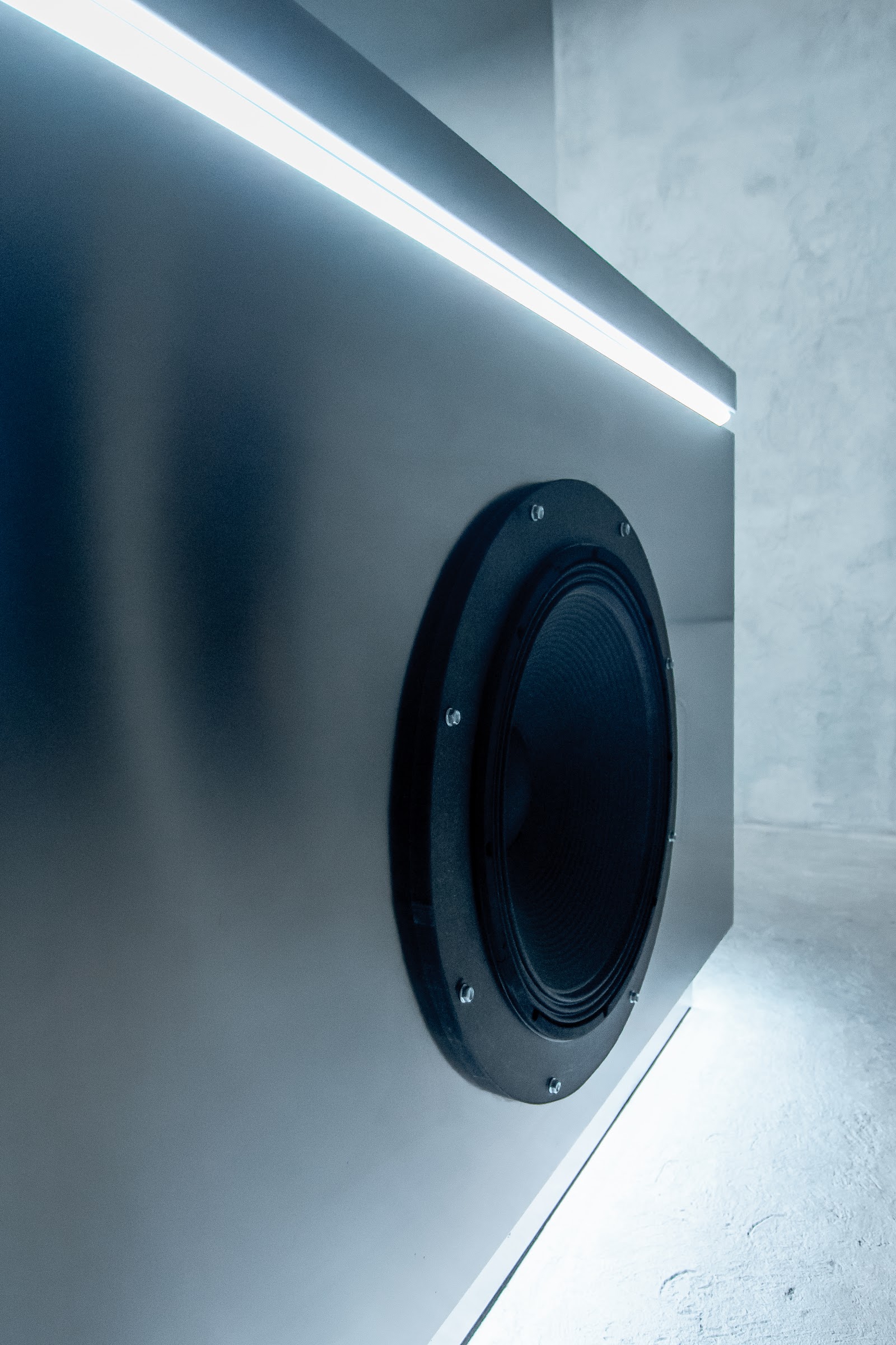 Panel de altavoz empotrado en la pared con tira de LED minimalista