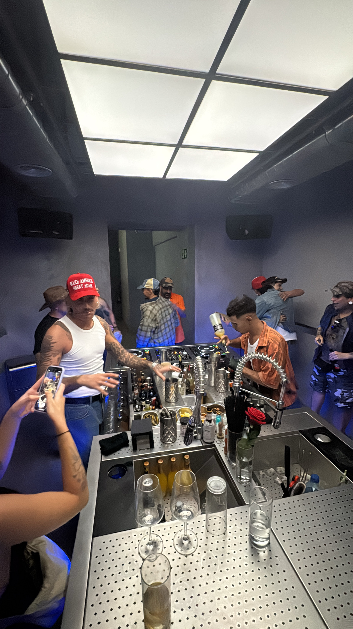 Zona de asientos del cocktail club con luz tenue