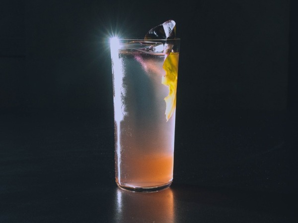 Mojito Amatista, cóctel de ron con sisho morado y agua de coco sobre fondo oscuro