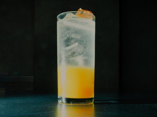 MG Maracuyá o Frutos Rojos — ginebra MG con zumo de limón y puré de frutas