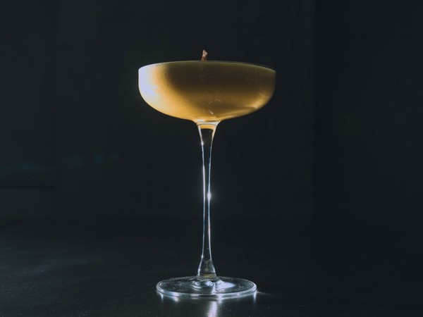 Goldstar Martini — cóctel de vodka y maracuyá servido en copa de martini