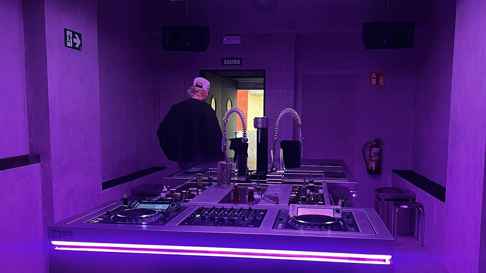 Interior atmosférico de KINKI COCKTAIL CLUB con iluminación de neón en Malasaña, Madrid