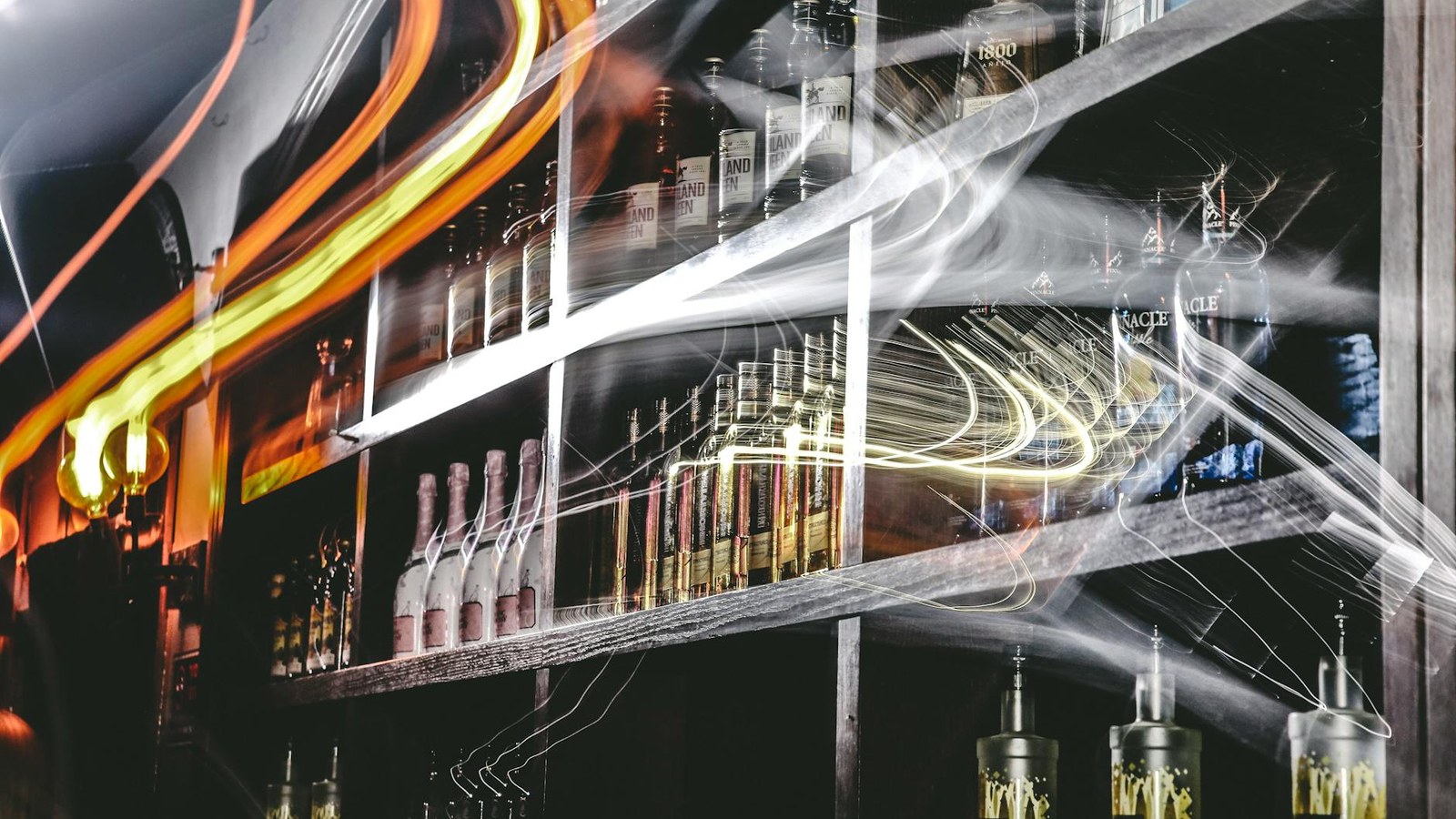 Interior de local nocturno con iluminación neon y ambiente íntimo