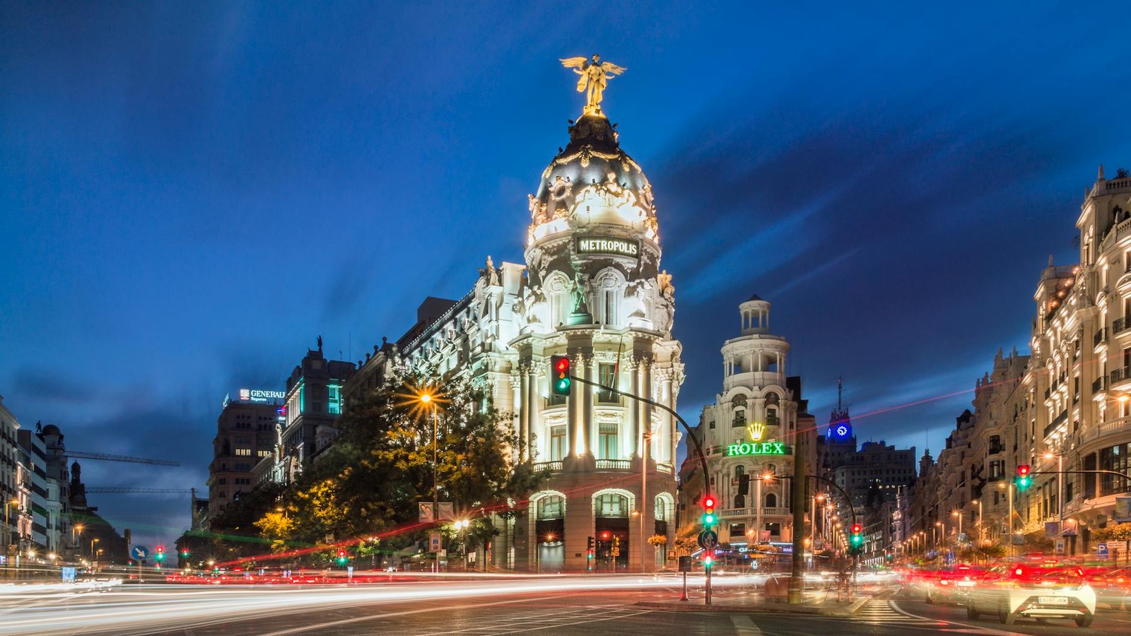 Calle de Malasaña Madrid de noche con ambiente vibrante y luces del barrio