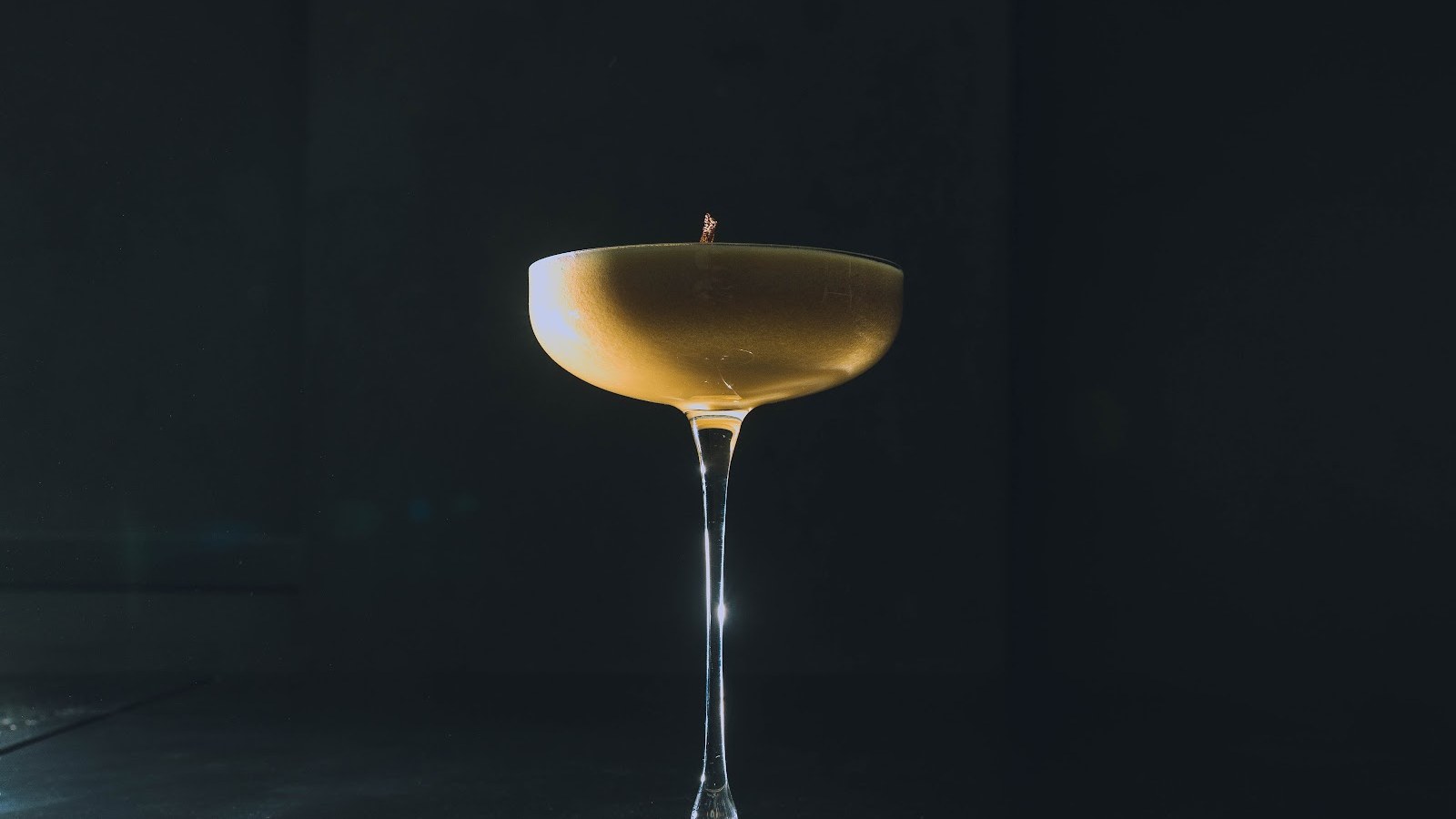 Interior de KINKI Cocktail Club en Malasaña, Madrid — barra central con iluminación tenue