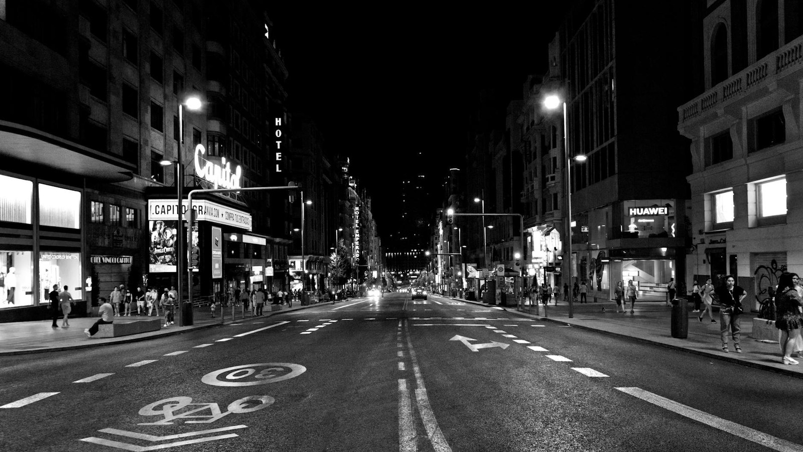 Calle nocturna del barrio de Malasaña, Madrid, con ambiente urbano y luces cálidas