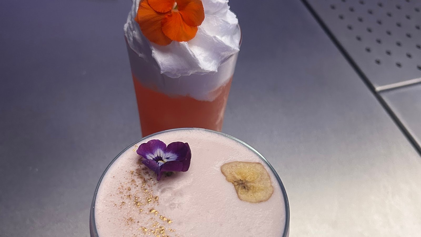 Coctelería KINKI Cocktail Club Madrid, barra con cócteles iluminados